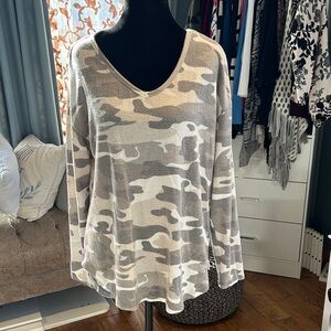 Como Vintage Cream and Gray Camouflage Long Sleeve Top